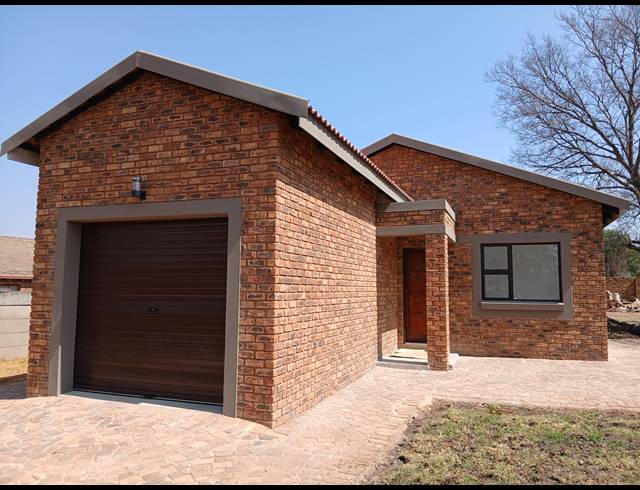 3 BEDROOM FREEHOLD FOR SALE IN DERSLEY